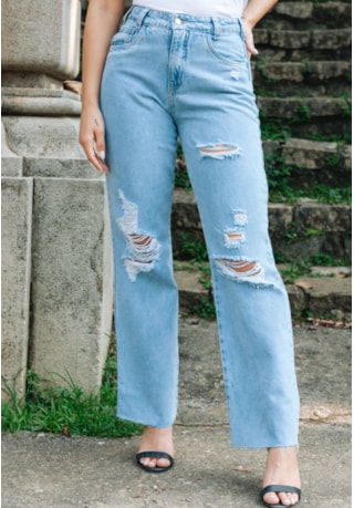 Calça Jeans Feminina Destroyed Perna Reta em Lavagem Clara