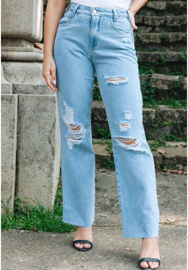 Calça Jeans Feminina Destroyed Perna Reta em Lavagem Clara-124ab614-1955-49eb-abc6-4e4b9dc14b4a