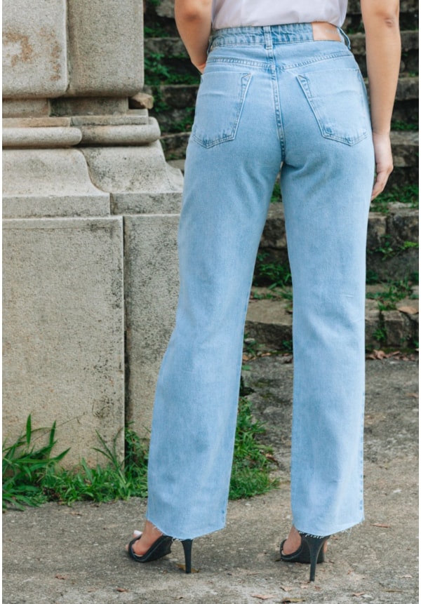 Calça Jeans Feminina Destroyed Perna Reta em Lavagem Clara-df8633fe-f810-44e9-922b-5f75d73b4e5e