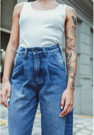 Calça Jeans Feminina Slouchy Azul Clara com Detalhe na Barra