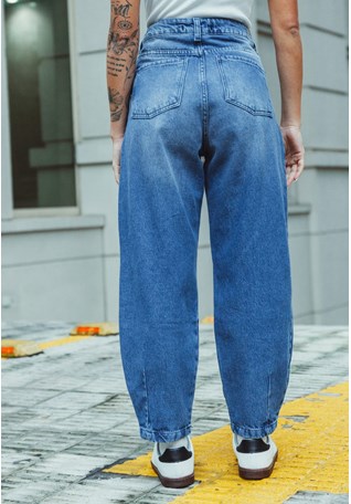 Calça Jeans Feminina Slouchy Azul Clara com Detalhe na Barra