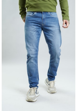 Calça Jeans Masculina Arqueada Slim em Lavagem Média