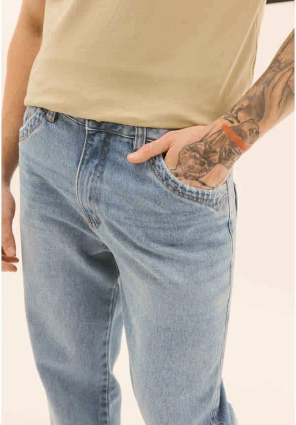 Calça Jeans Masculina Perna Reta com Lavagem Clara-b26b9380-f811-45c5-8975-d70fa40927a6