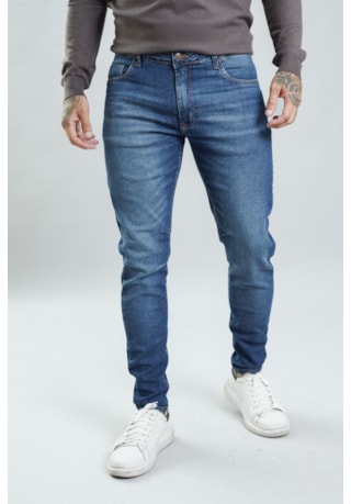 Calça Jeans Masculina Skinny  Arqueada em Lavagem Média Dialogo Jeans