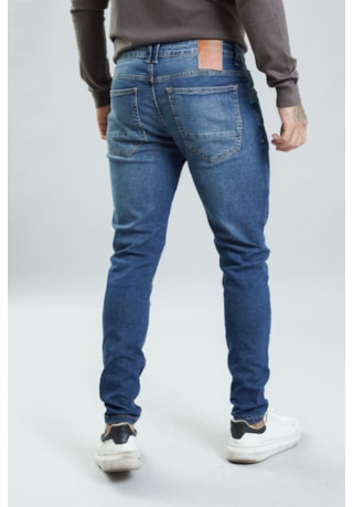 Calça Jeans Masculina Skinny  Arqueada em Lavagem Média Dialogo Jeans