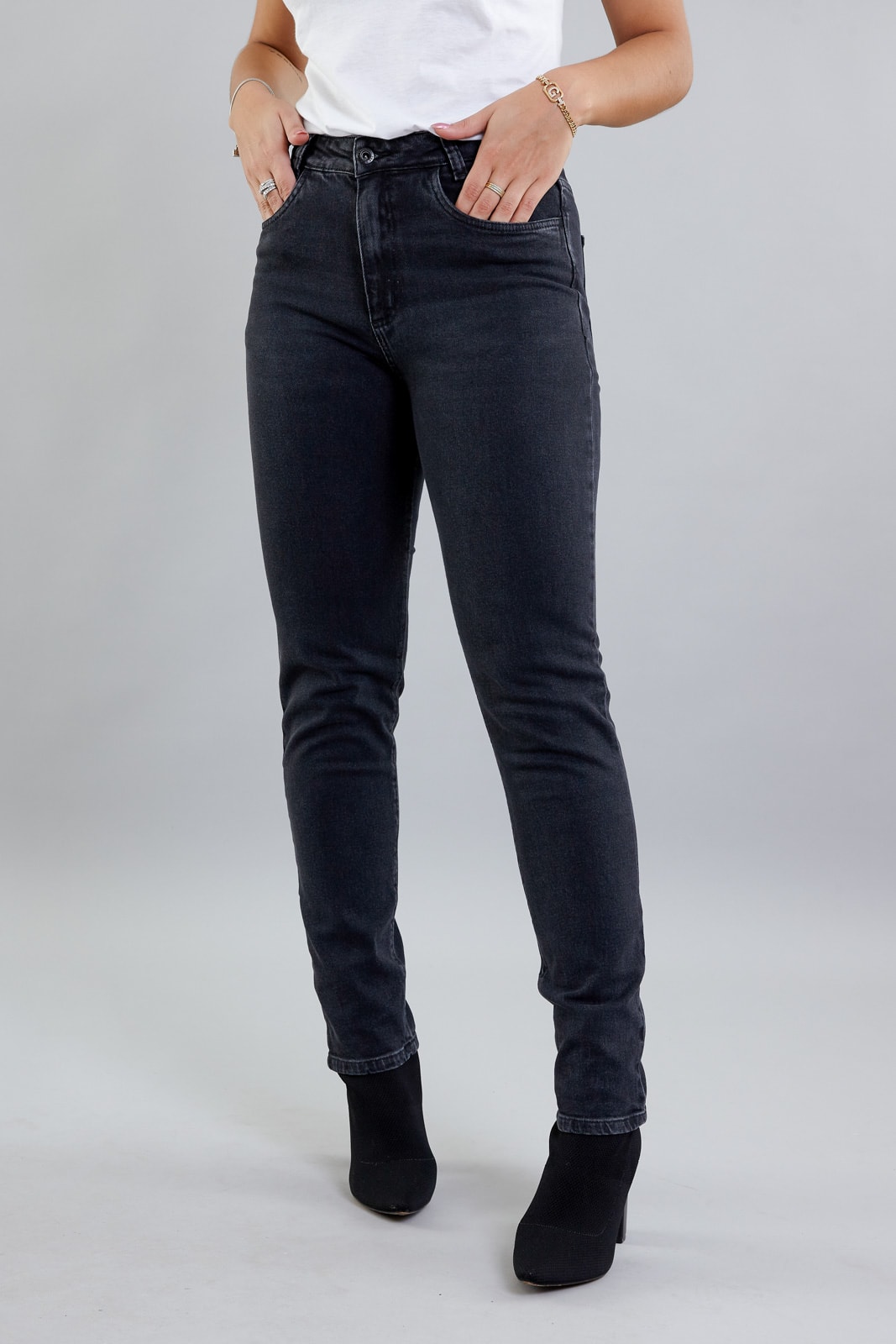 Calça jeans preta estonada clearance feminina