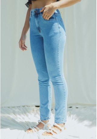 Calça Jeans Mom Feminino com Lavagem Clara Dialogo Jeans