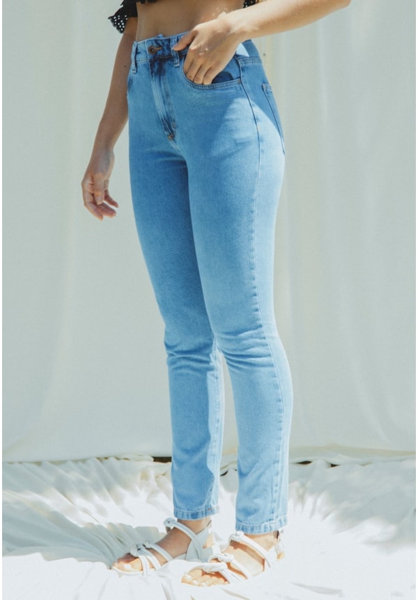 Calça Jeans Mom Feminino com Lavagem Clara Dialogo Jeans-b3c61d9d-12e1-47e4-80c9-054c107ba4f3