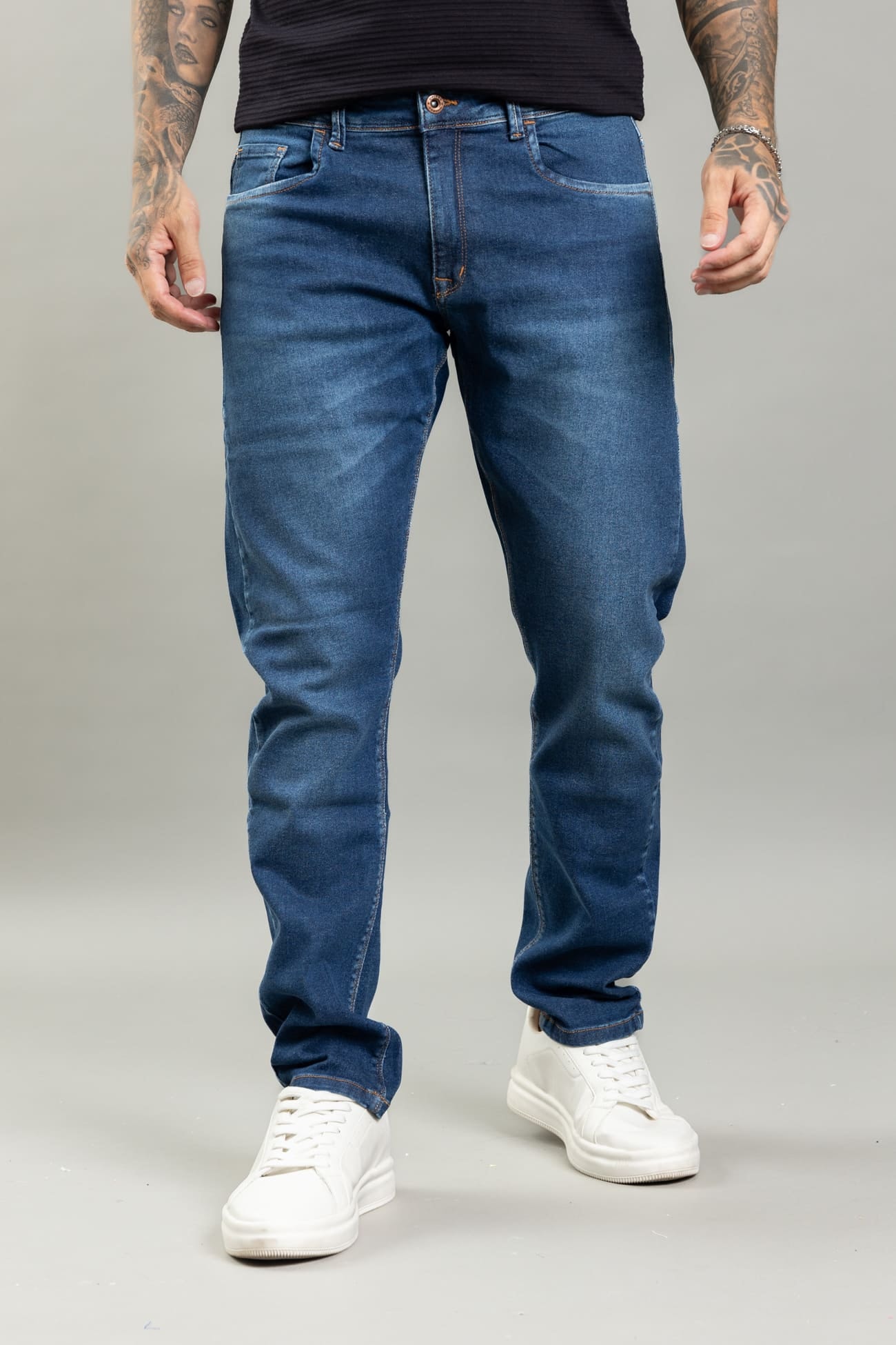 Calça jeans dobrada na retailer perna masculina