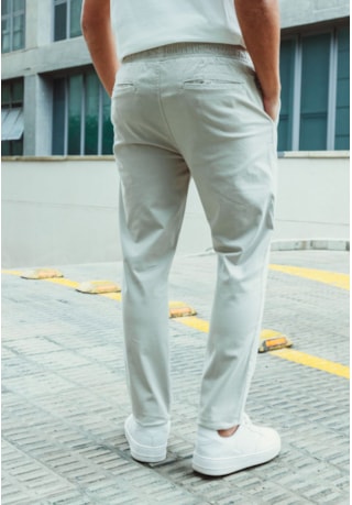 Calça Jogger Masculina de Sarja Slim Fit na Cor Bege com Elástico no Cós