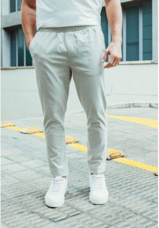 Calça Jogger Masculina de Sarja Slim Fit na Cor Bege com Elástico no Cós