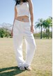 Calça Pantalona com Botão na cor Off-White Dialogo Jeans Feminino