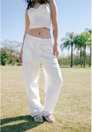 Calça Pantalona com Botão na cor Off-White Dialogo Jeans Feminino