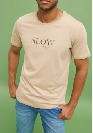 Camiseta Básica Masculina Estampa Slow Living Color Dialogo