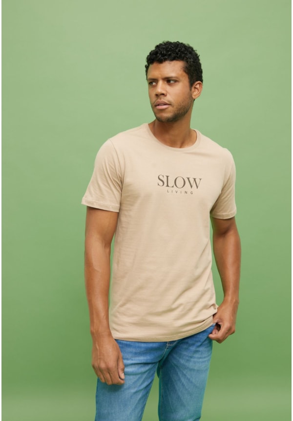 Camiseta Básica Masculina Estampa Slow Living Color Dialogo-670f3f35-d3ca-4eeb-93e7-cfb793070f1d