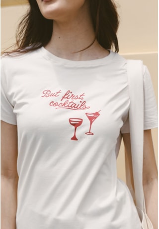 Camiseta Manga Curta Feminina Estampada But First, Cocktails Dialogo