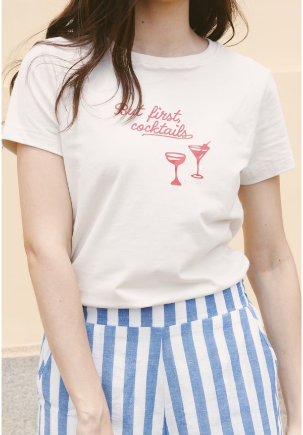 Camiseta Manga Curta Feminina Estampada But First, Cocktails Dialogo-3652c677-0a9c-4d63-9824-e06af0d5a907