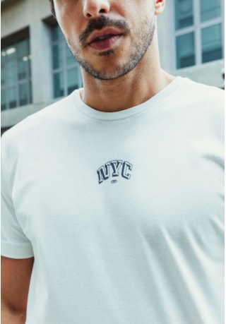 Camiseta Masculina Básica na Cor Branca New York City Gola Careca