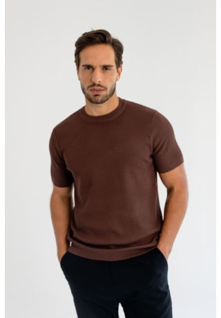 Camiseta Masculina em Tricô Canelado Manga Curta na Cor Marrom Dialogo