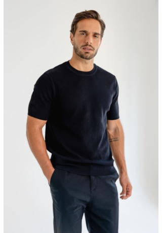 Camiseta Masculina em Tricô Canelado Manga Curta na Cor Preto Dialogo