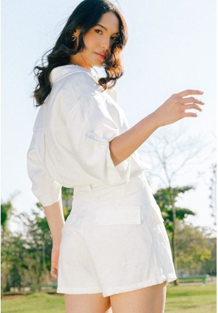 Camisete Oversized com gola polo na cor Off White Dialogo Jeans Feminino