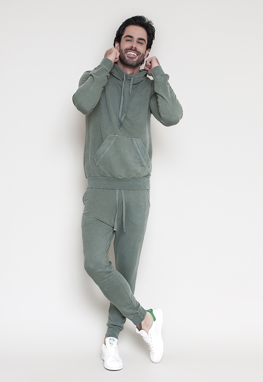 grey sweatpants and moletom com capuz set