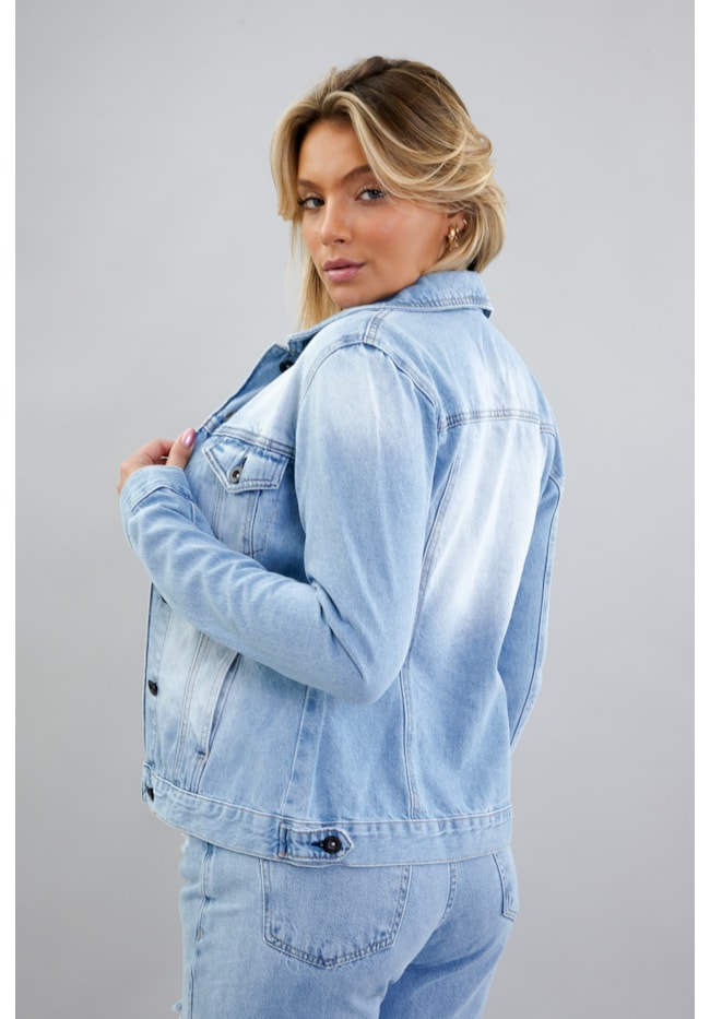 Jaqueta Jeans Feminina Destroyed em Lavagem Azul Clara-a22954a9-c9a8-4c24-94f8-1a479ceb997c