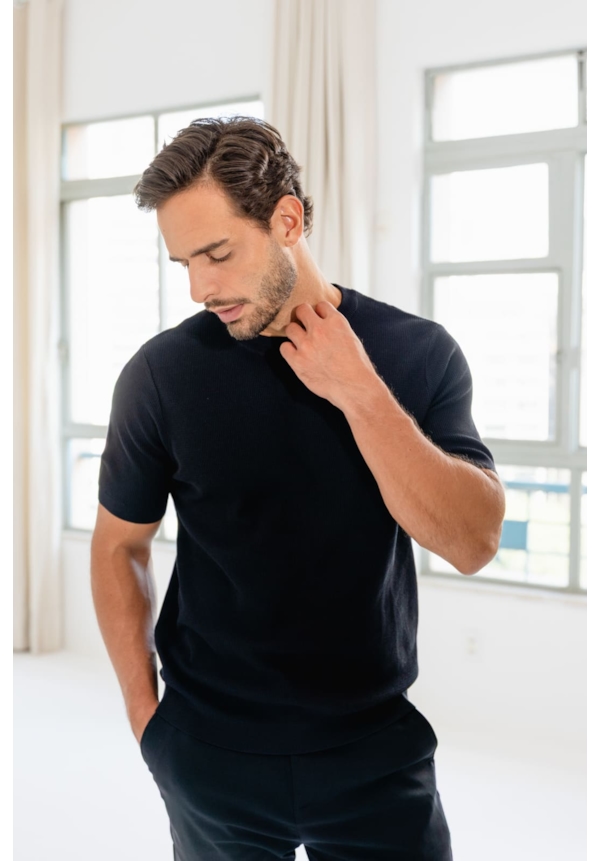Suéter Masculino em Tricô Canelado Manga Curta na Cor Preto Dialogo-ed28cf79-46c0-47a4-90d0-84d5372aff48